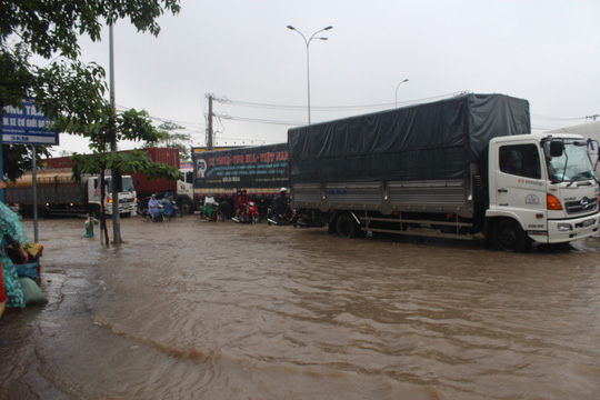 [-]Mưa[-]lớn,[-]các[-]xe[-]ở[-]TP[-]Biên[-]Hòa[-]bơi[-]trên[-]sông